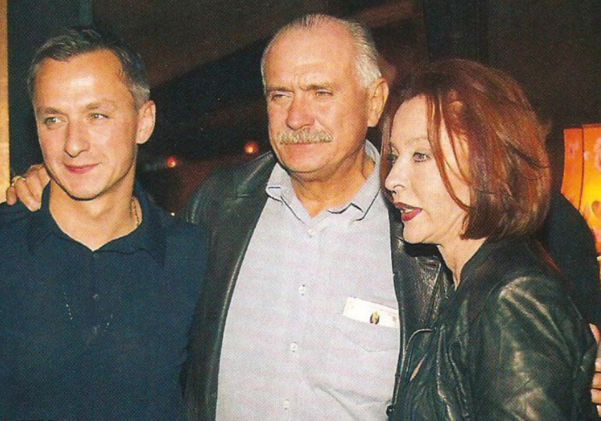 Степан Михалков (слева) с родителями - актрисой Анастасей Вертинской и режиссёром Никитой Михалковым