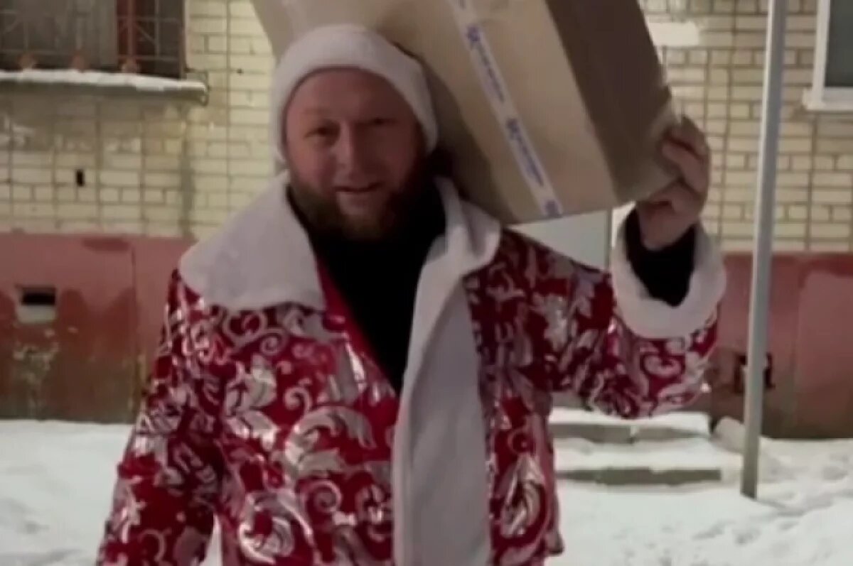    Глава администрации Кирова пришёл в дома восьмилетнего Артёма с большой коробкой.