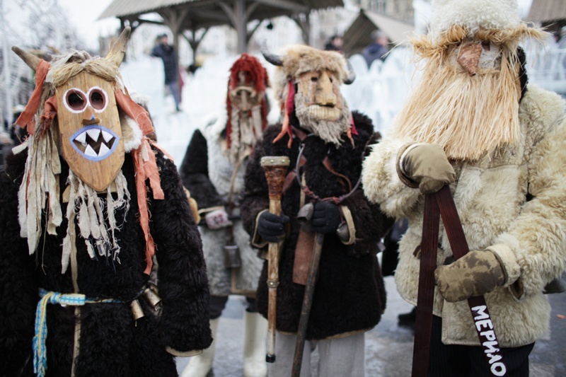 Новогодние костюмы происходят от "Ряженых"