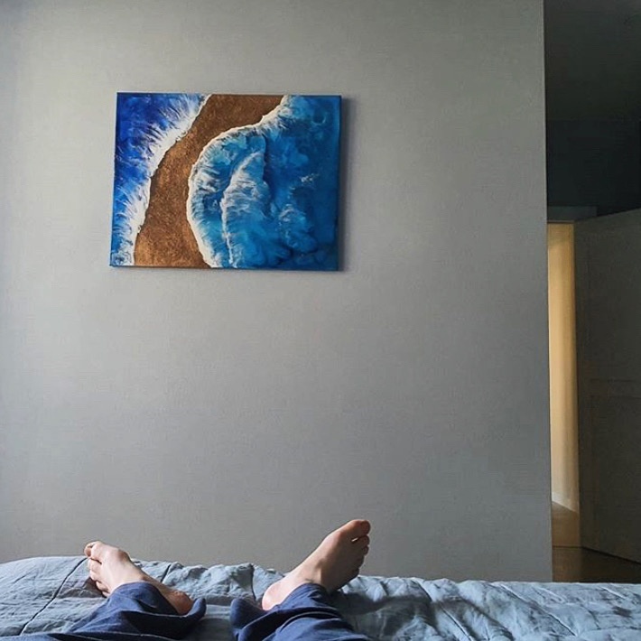 Картина в спальне