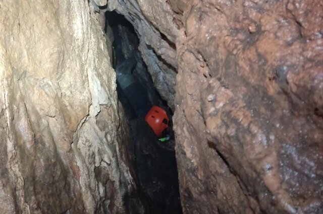    Усольцевых ищут в пещерах. Фото: КГКУ "Спасатель"