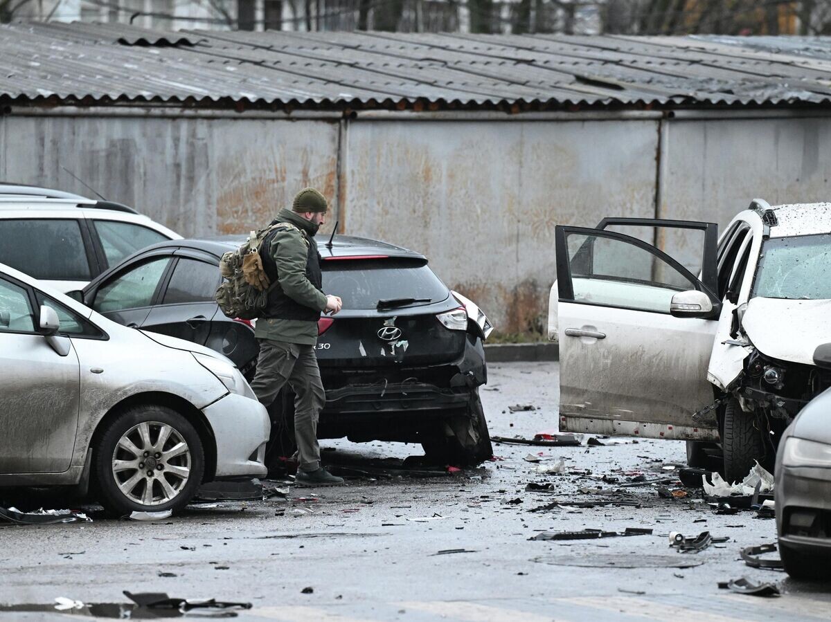    Сотрудники спецслужб работают на месте взрыва автомобиля Kia Sorento на парковке на улице Ясеневая в районе Орехово-Борисово | © РИА Новости / Алексей Майшев