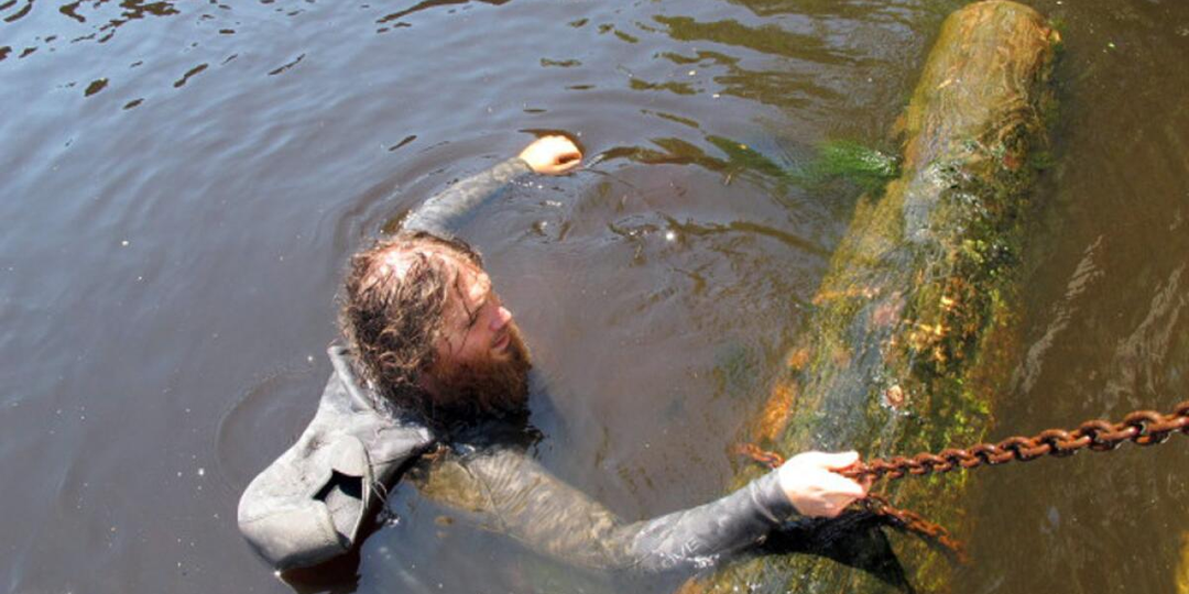 Выкопал на даче гнилое бревно, а оно оказалось дороже его "Крузака". Тайна черного золота русских болот