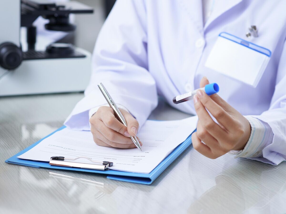    Медицинский работник записывает результаты анализа крови | © Depositphotos.com / DragonImages