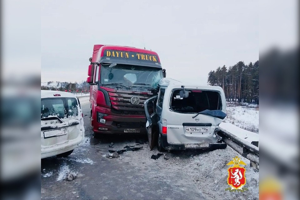    На месте аварии работают сотрудники Госватоинспекции, спасатели и врачи. Фото: Госавтоинспекция Свердловской области.