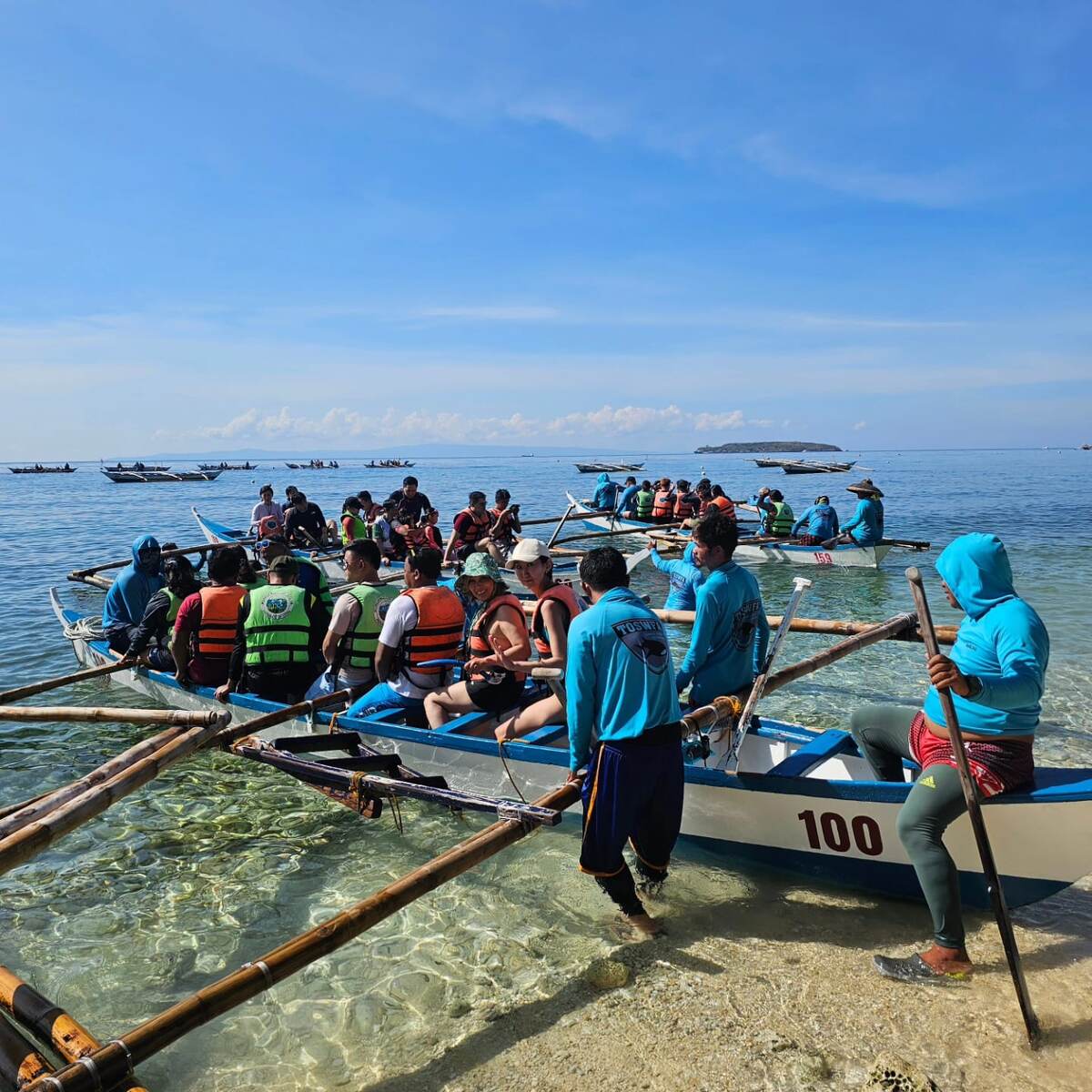 Лодки с туристами отправляются к китовым акулам