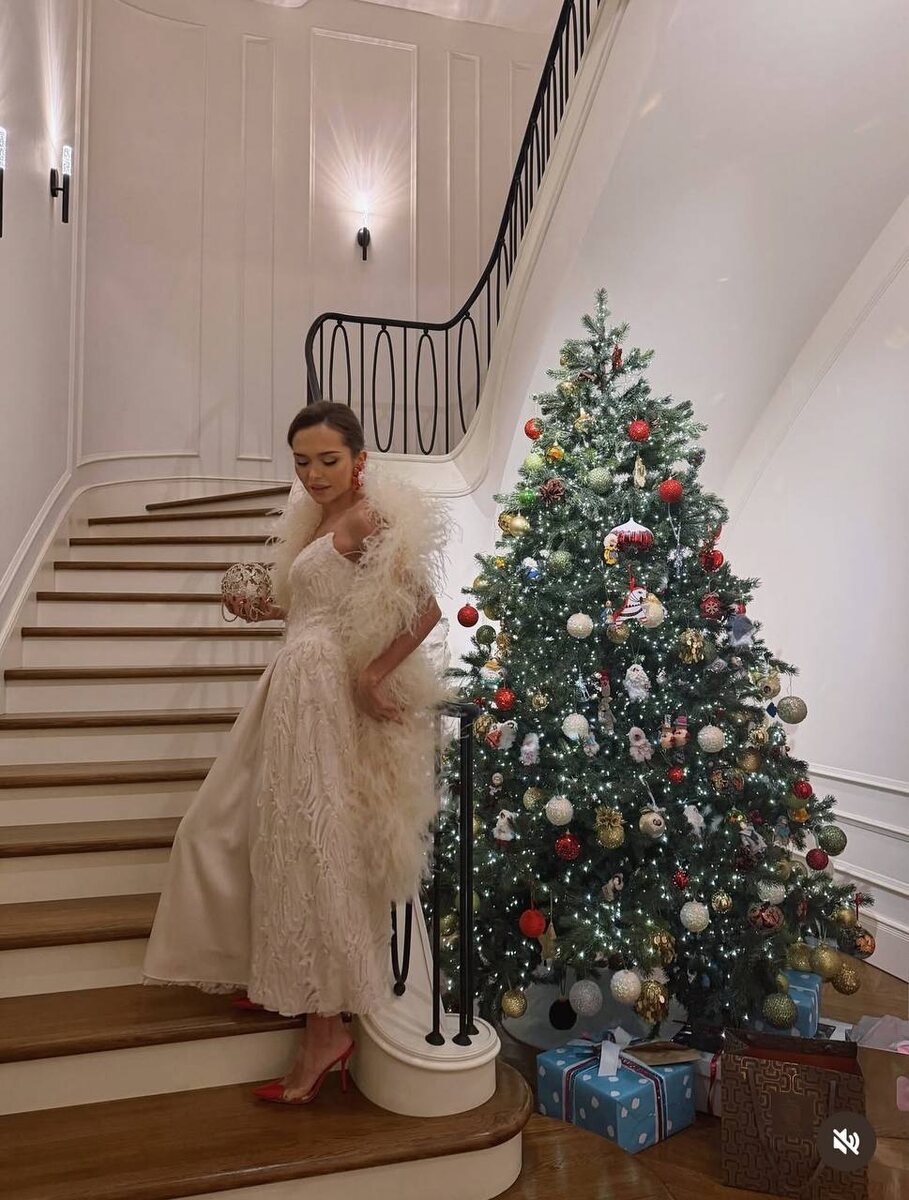 Елка в доме семьи Маликовых. С новогодней красавицей позирует Стеша Маликова. Фото: соцсети