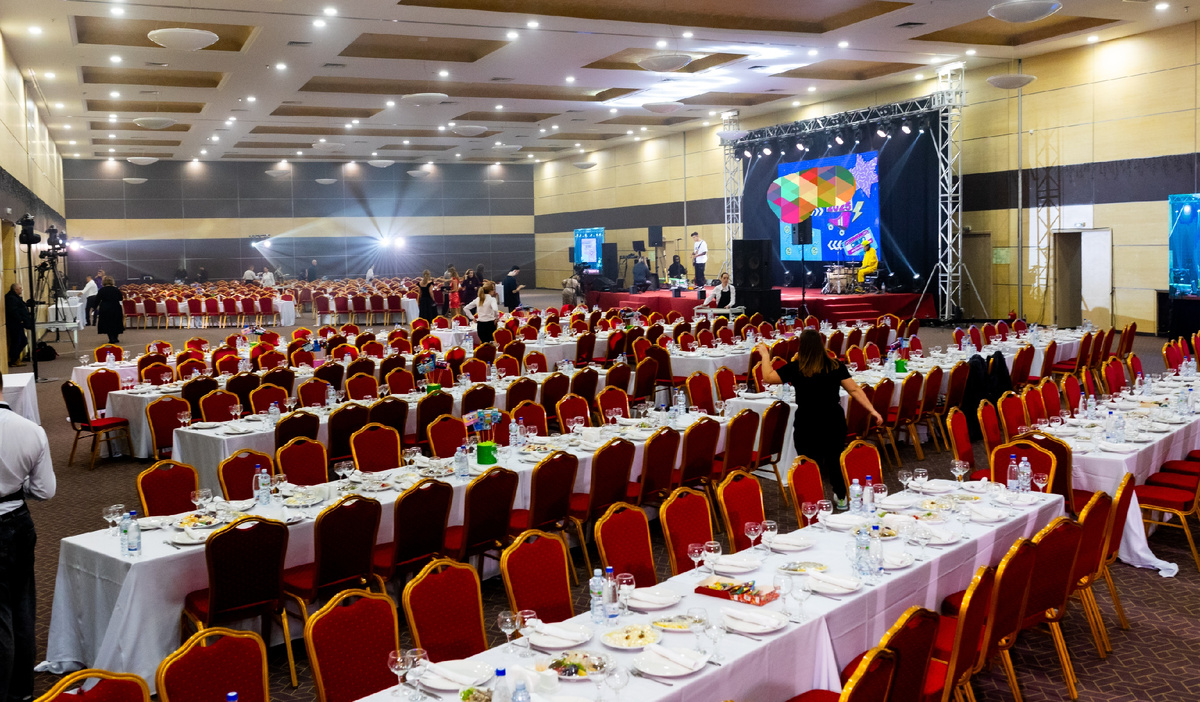 Наша компания арендует огромный зал со сценой и выездным рестораном