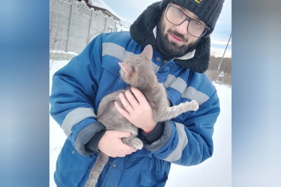   Александр решил отнести кошку в служебную машину. Фото: пресс-служба "Рифей"