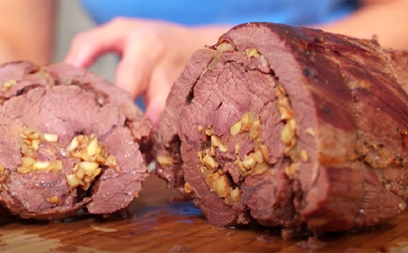 Праздничный мясной рулет с грибами, луком и маслом: сочная классика для торжества