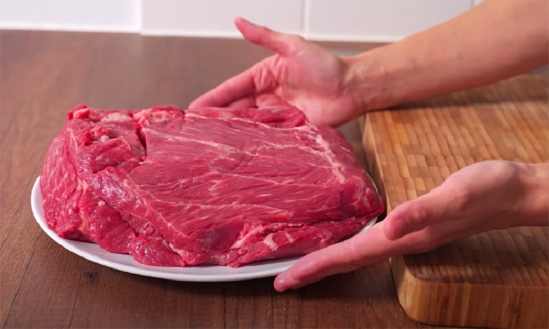 Праздничный мясной рулет с грибами, луком и маслом: сочная классика для торжества