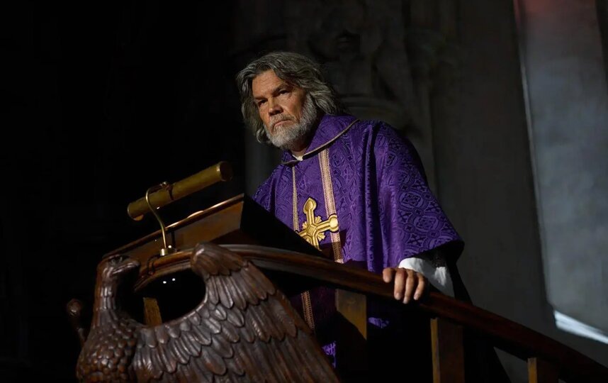    Свирепый монсеньор Уикс (Джош Бролин) громогласно излагает свои реакционные взгляды с кафедрыNetflix