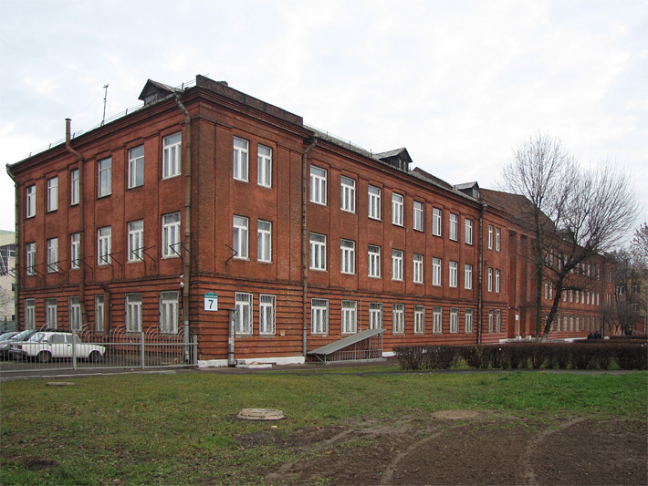 Современная фотография казармы 26-й танковой дивизии в Красном Урочище