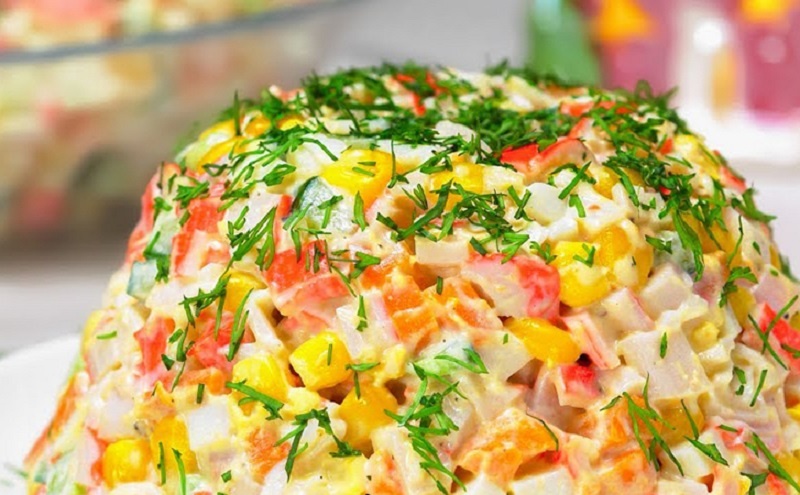Свежий взгляд на крабовый салат: легкость, вкус и никаких тяжелых компонентов
