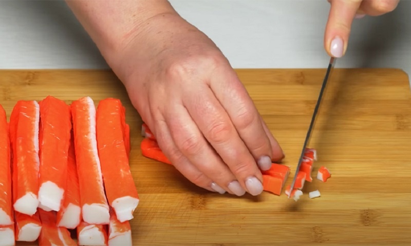 Свежий взгляд на крабовый салат: легкость, вкус и никаких тяжелых компонентов