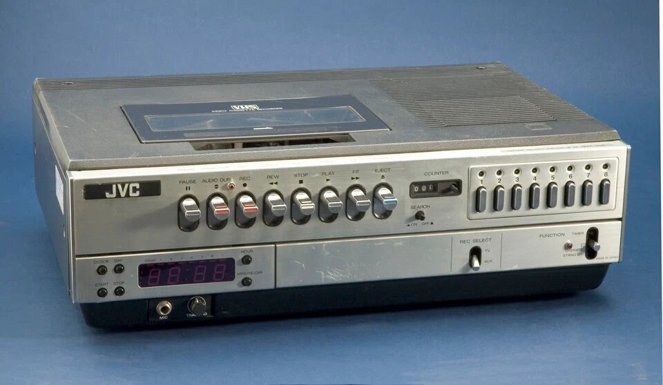 Старый добрый видеомагнитофон марки JVC
