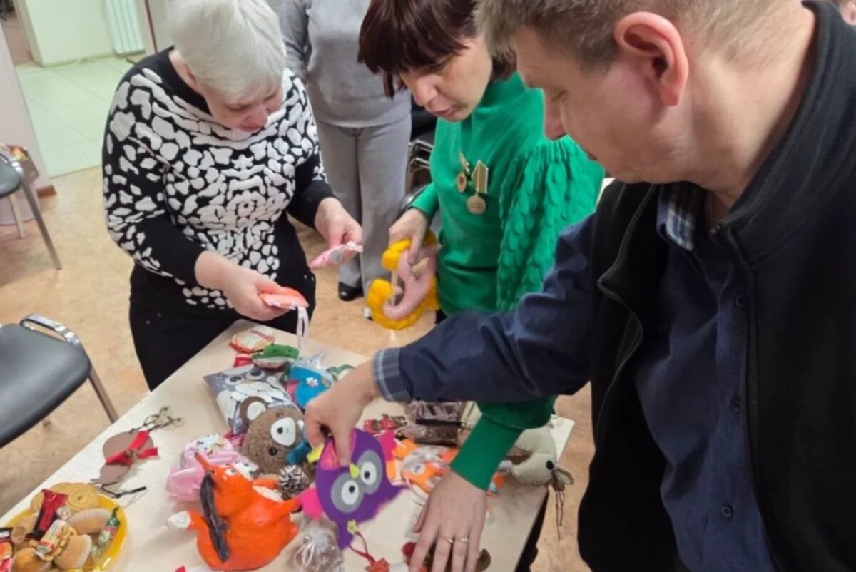    Помощники Деда Мороза из Камчатки сделали почти тысячу «заповедных» игрушек