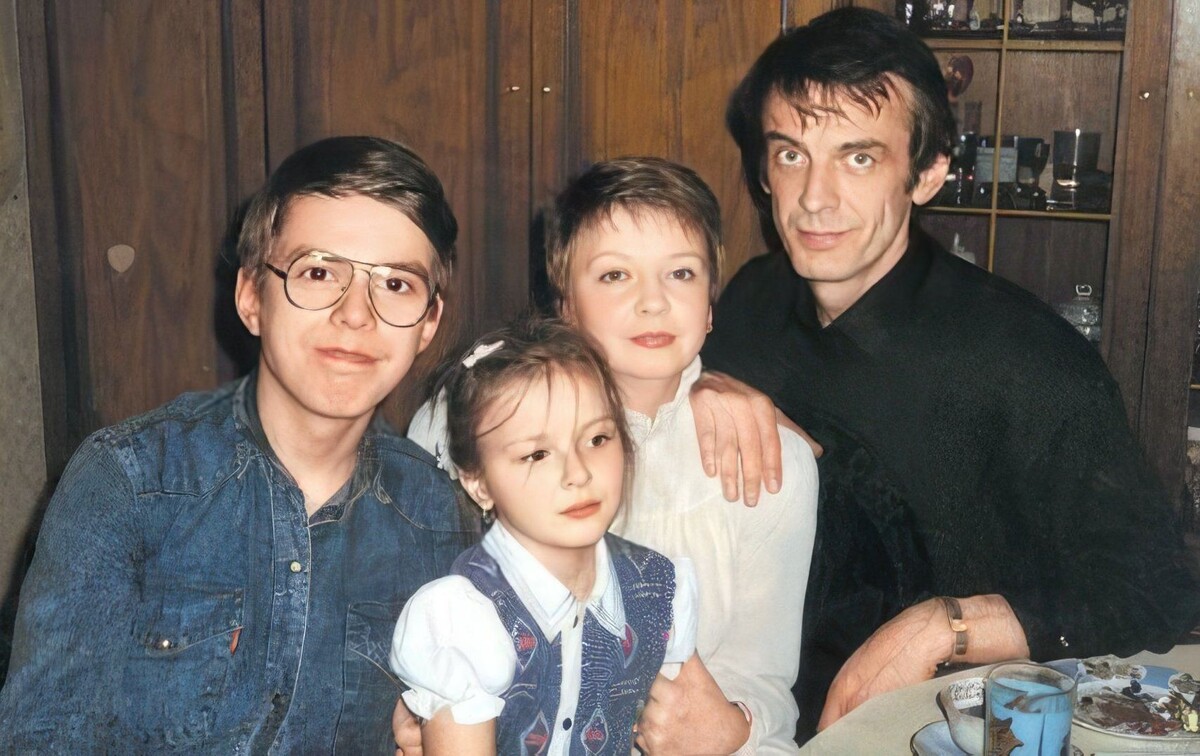 Анна Тараторкина в детстве с родителями и старшим братом.