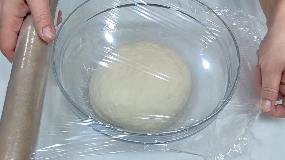    Почему тесто оборачивают в плёнку и что будет если этого не делать