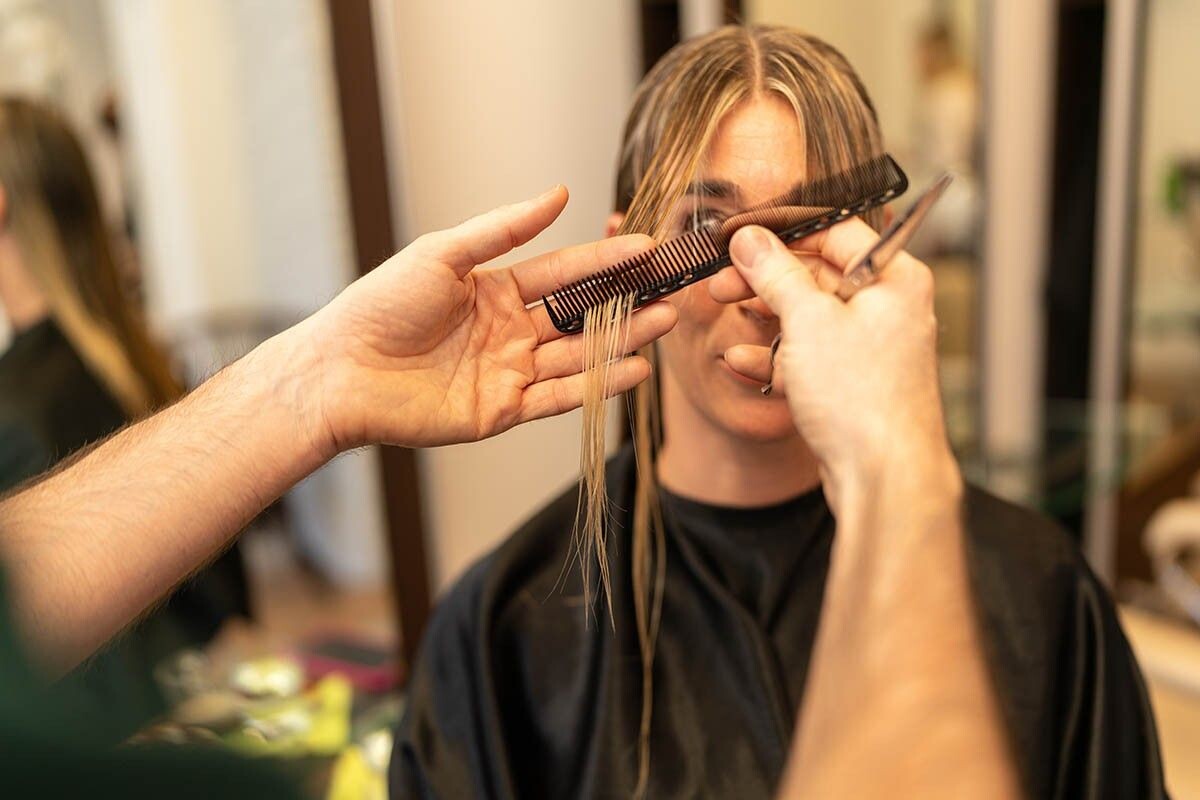 Подбирайте дни для похода в салон правильно, чтобы не испортить волосы. Источник: r.classen / Shutterstock / FOTODOM📷
