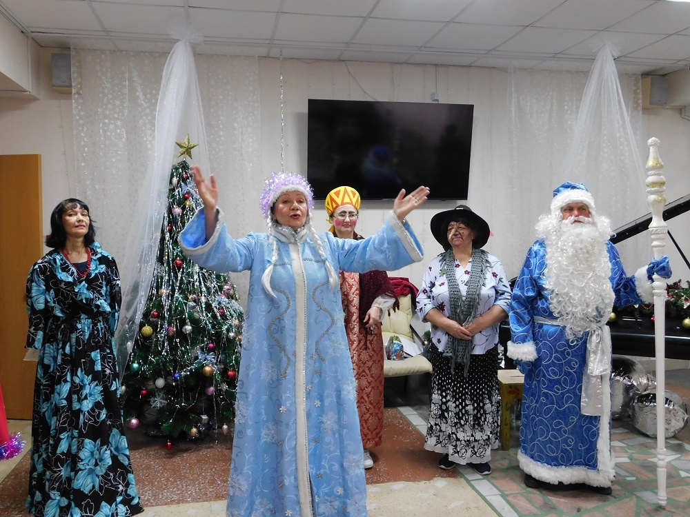    Новогоднее представление подготовили самодеятельные артисты. Фото Анны Зубаревой