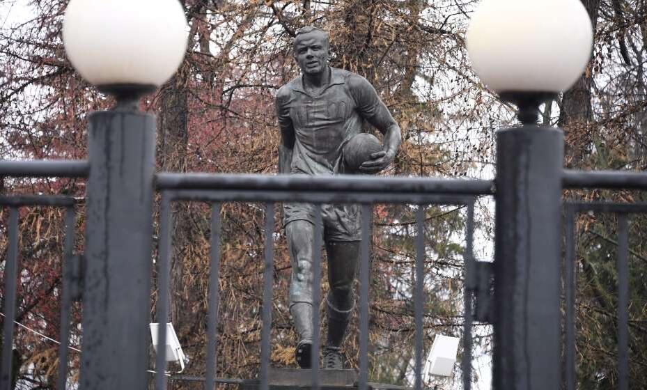    Памятник легендарному нападающему «Торпедо» и сборной СССР Эдуарду Стрельцову был открыт на Восточной улице в 1999-м году. Фото: Михаил Фролов