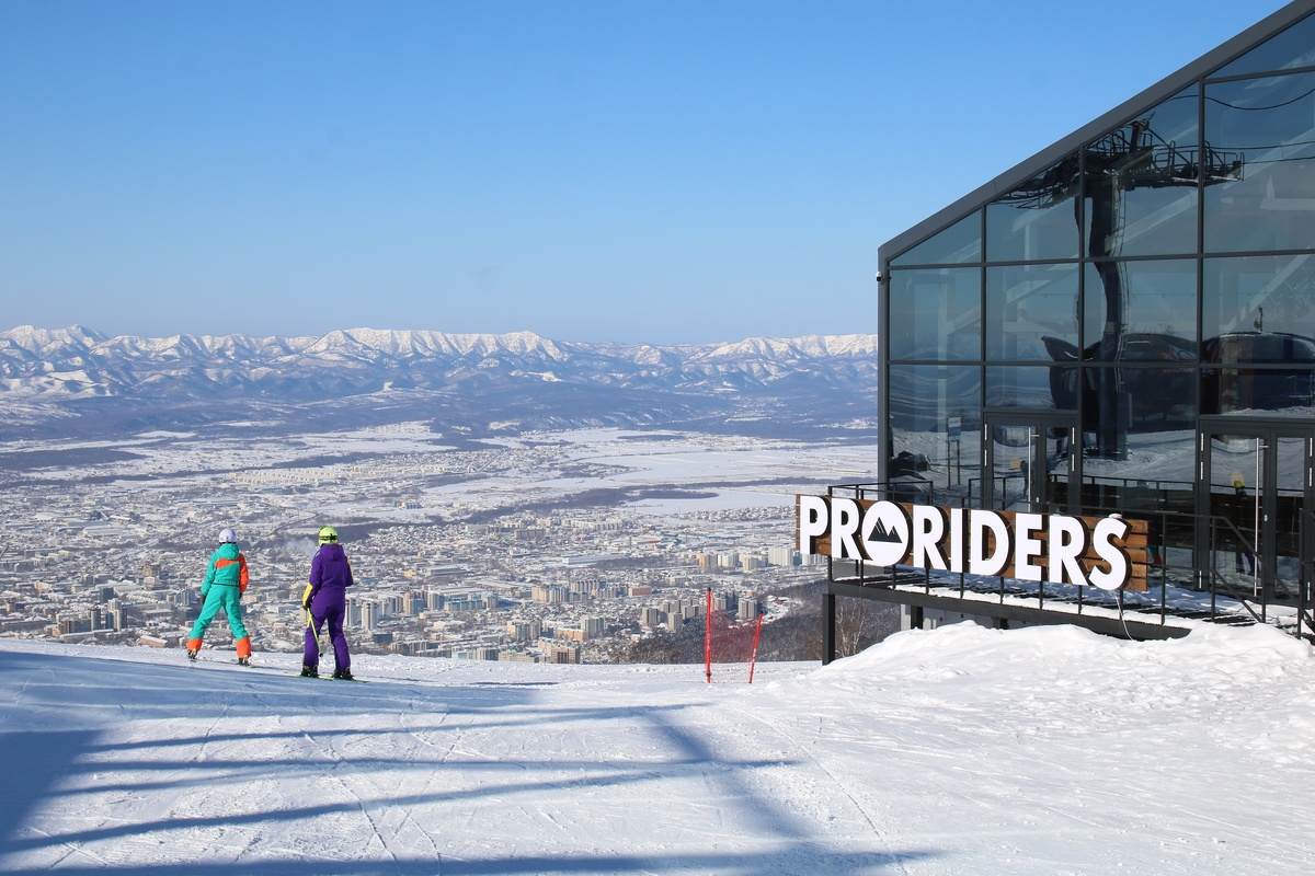 До Южно-Сахалинска можно доехать на горных лыжах!