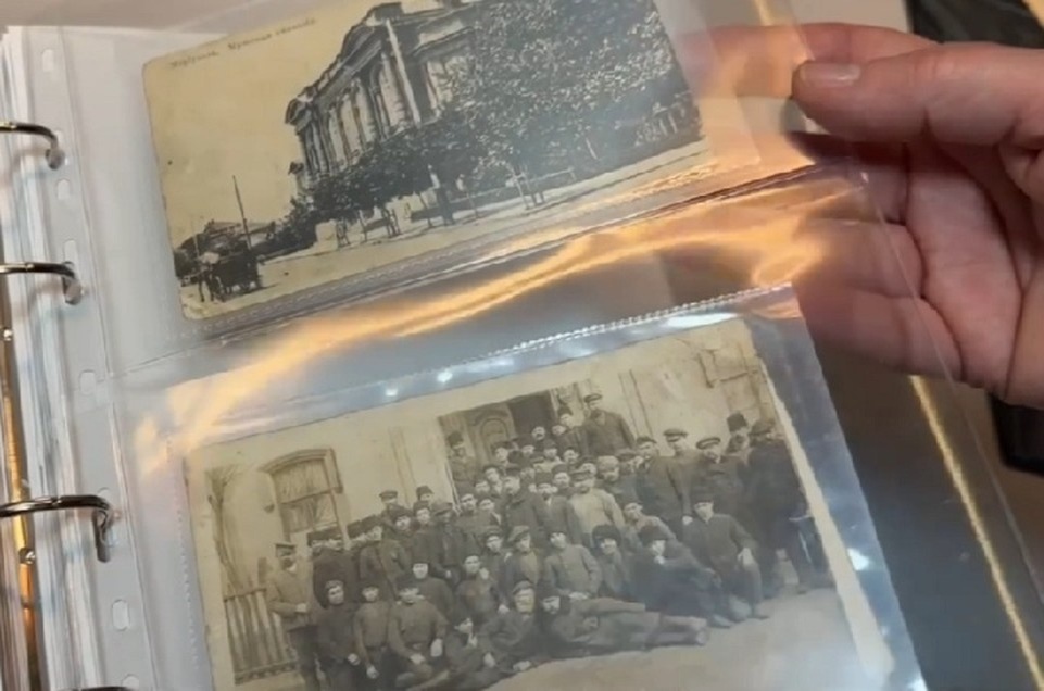    В Мариупольский музей передали уникальную коллекцию открыток с видом старого города. Фото: t.me/goroda_pobratimy