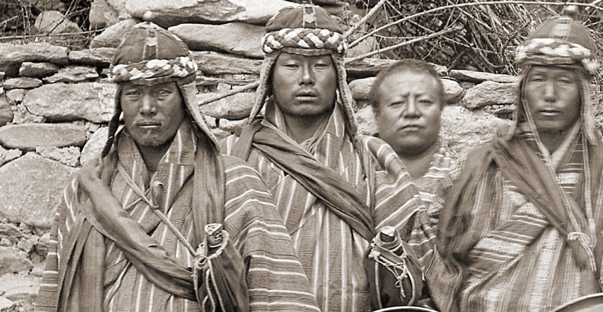 Крупный план двух стражников слева, показывающий навершия их  дозумов