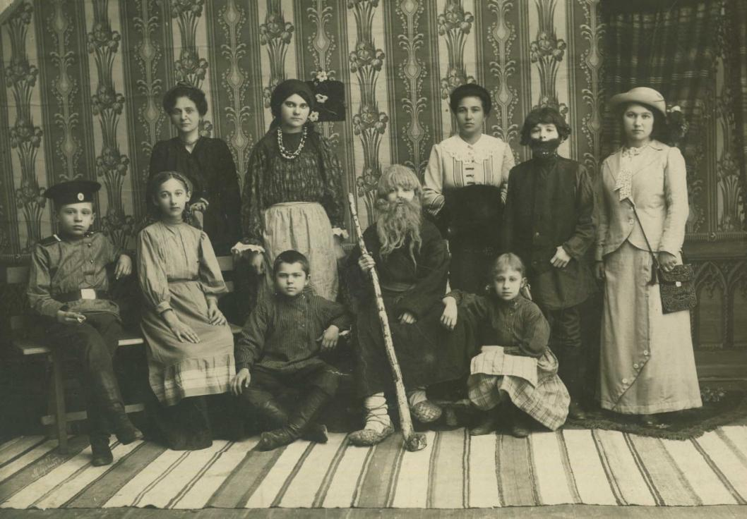 Участники домашнего спектакля "Дедушки и внуки" на Малом городище, 6 января 1914 года | Фото: из архива Даниила Сизова