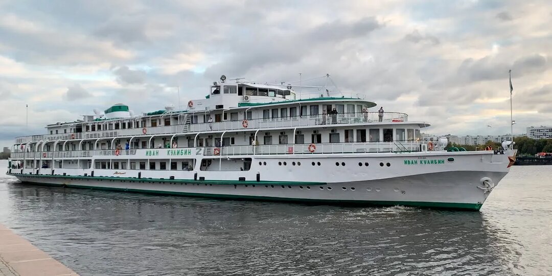 Одиночный прощальный гудок теплохода «Иван Кулибин» в Москве