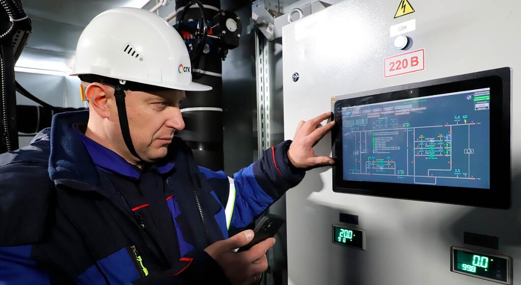 Александр ГОРБАЧЕВ, начальник района тепловых сетей № 2 на тепловом пункте в поселке Строителей. Фото Александра ВАСИЛЬЕВА.