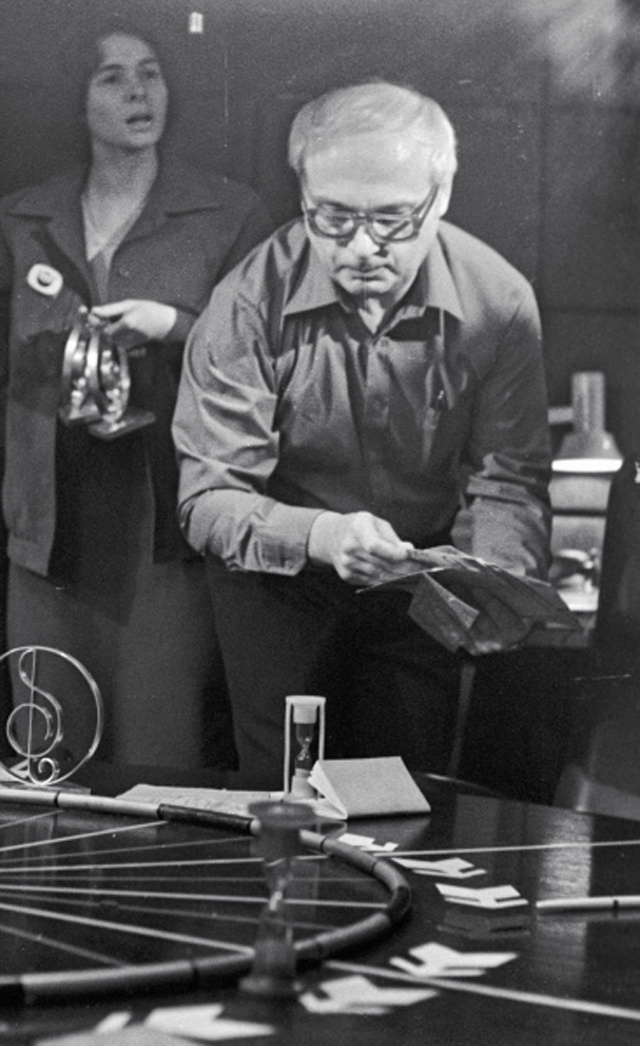    Режиссер и ведущий телевизионного клуба «Что? Где? Когда?» Владимир Ворошилов готовит очередную игру, 1985 год. Фото: РИА Новости/ Г. Казаринов