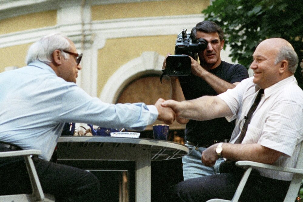    Владимир Ворошилов благодарит мэра Москвы Юрия Лужкова за интервью для российского телевидения, 1992 год. Фото: РИА Новости/ Виталий Арутюнов