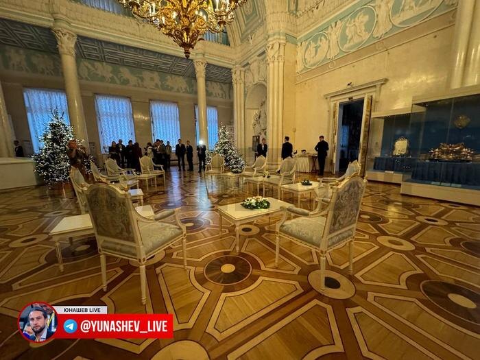 Александровский зал Зимнего дворца, куда прибудут государственные лидеры. Фото © Telegram / Юнашев LIVE