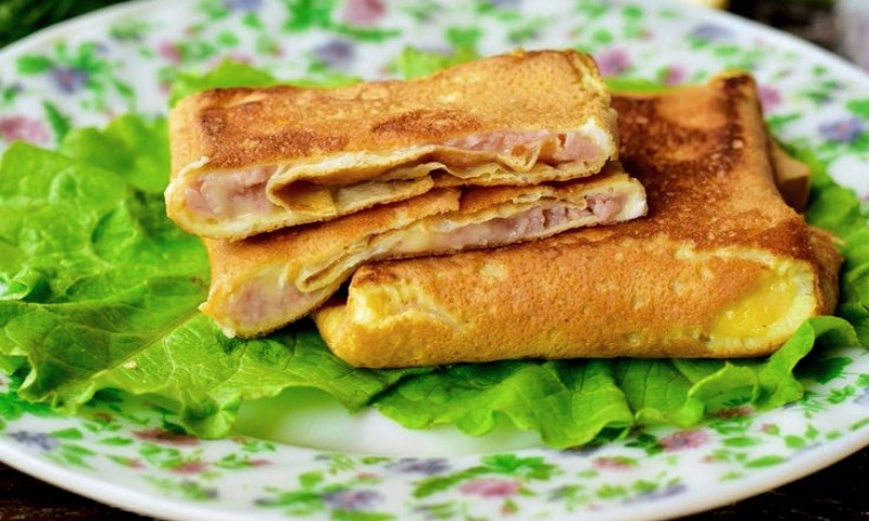 Подажристые конвертики с ветчиной и сыром