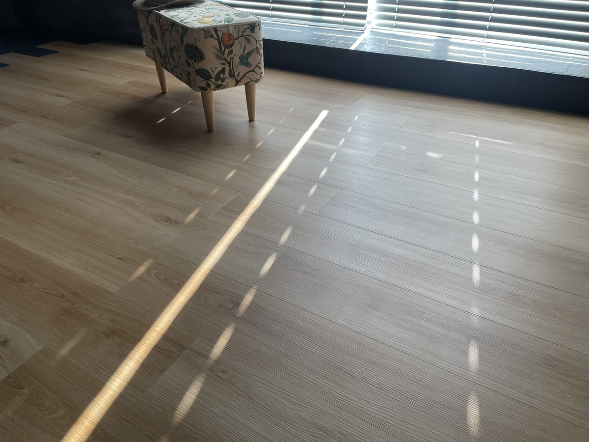 Правильный уход за покрытием поможет вам сохранить внешний вид и продлить срок службы SPC ламината Steinholz.