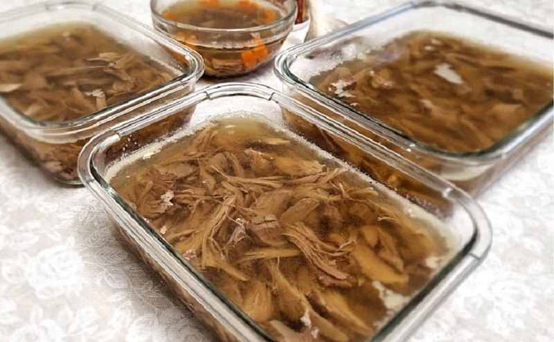 Прозрачный холодец: как приготовить идеальный мясной заливной для праздничного стола