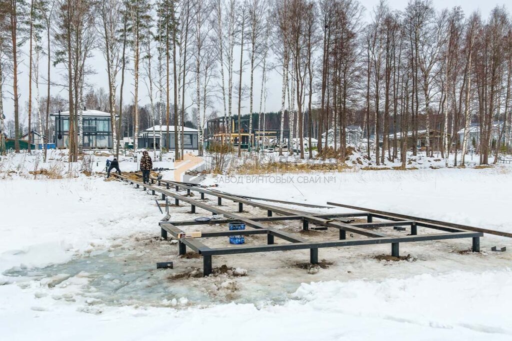 Пирс на винтовых сваях в коттеджном поселке «Адмирал» — производство и установка "под ключ" выполнены компанией Русская Свая