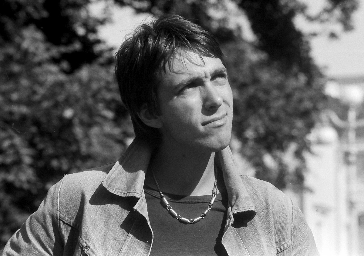 Серге́й Анато́льевич Курёхин (16 июня 1954, Мурманск, СССР — 9 июля 1996, Санкт-Петербург, Россия) — советский и российский музыкант-авангардист, композитор, киносценарист и актёр. В молодости Курёхин был клавишником в нескольких ленинградских рок-группах и играл в джазовом ансамбле Анатолия Вапирова, а в 1981 году за границей издал свою первую пластинку. В 1980-х годах он принял участие в записи нескольких альбомов "Аквариума". В 1984 году Курёхин в первый раз собрал концертный коллектив "Поп-механика", представлявший собой непостоянный состав исполнителей, в представлениях которого могли участвовать музыканты, певцы, актёры и художники разных школ и стилей, и единственным постоянным участником и идейным лидером которого был сам Курёхин. Театрализованные концертные номера "Поп-механики" включали элементы перформанса, в них могли быть вставные номера, выступления цирковых артистов, показы мод. Также Курёхин — автор музыки к двум десяткам кинофильмов. 
На протяжении своей жизни Курёхин был известен как искусный автор розыгрышей и мистификаций. Наибольшую известность получило выступление Курёхина в телепрограмме "Пятое колесо", породившее медиавирус "Ленин — гриб"