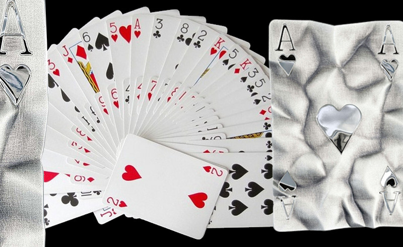 Серебряная монета Ниуэ «Скрытый туз» в форме смятой игральной карты