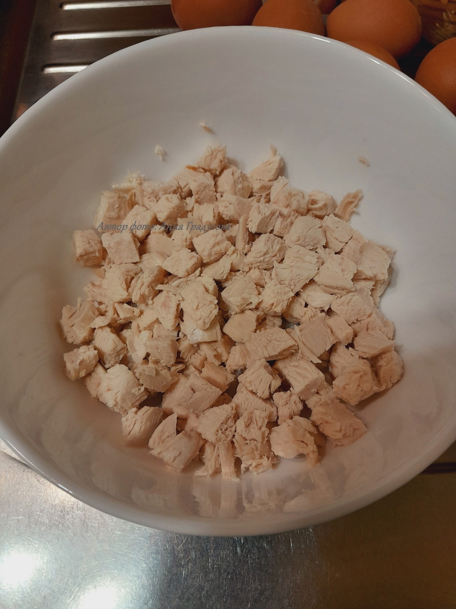 Курицу режем небольшим кубиком.