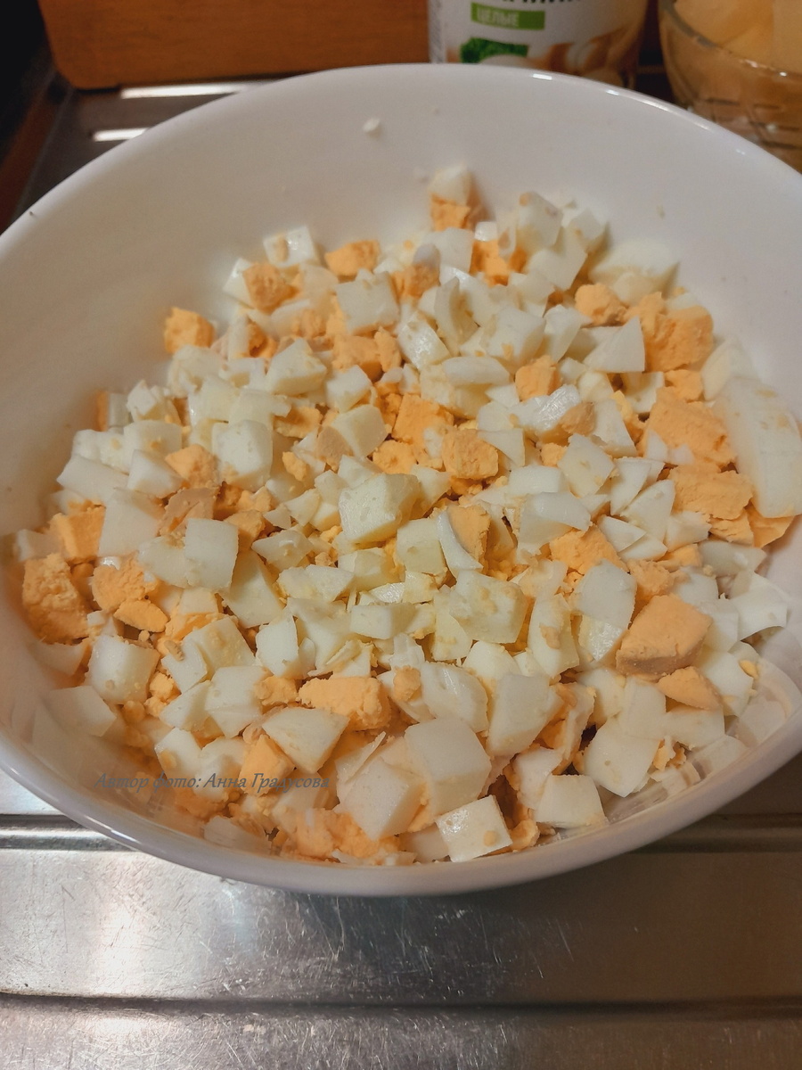 Также поступаем с отварными яйцами.