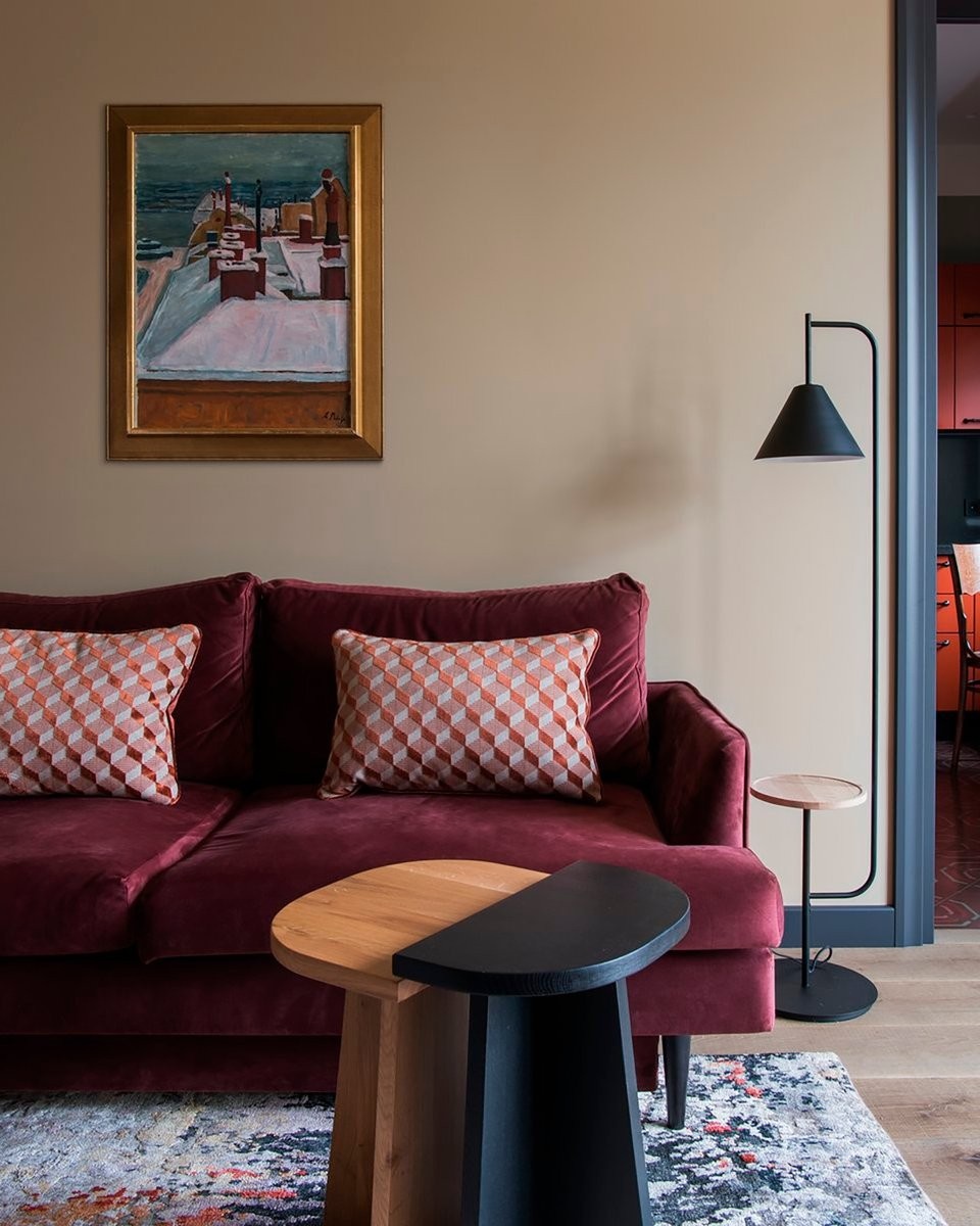 Ностальгия сейчас в тренде, поэтому вкрапления такой отделки и мебели в дозированном формате смотрится актуально и сегодня. Главное — баланс. На фото: интерьер квартиры 74 кв.м в г. Москве. Дизайнер и хозяйка квартиры: Алиса Каштанова; декоратор: Екатерина Наумова; фотограф: Ольга Мелекесцева