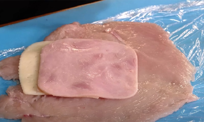 Курица Кордон блю на новогоднем столе: обычная куриная грудка может стать звездой ужина