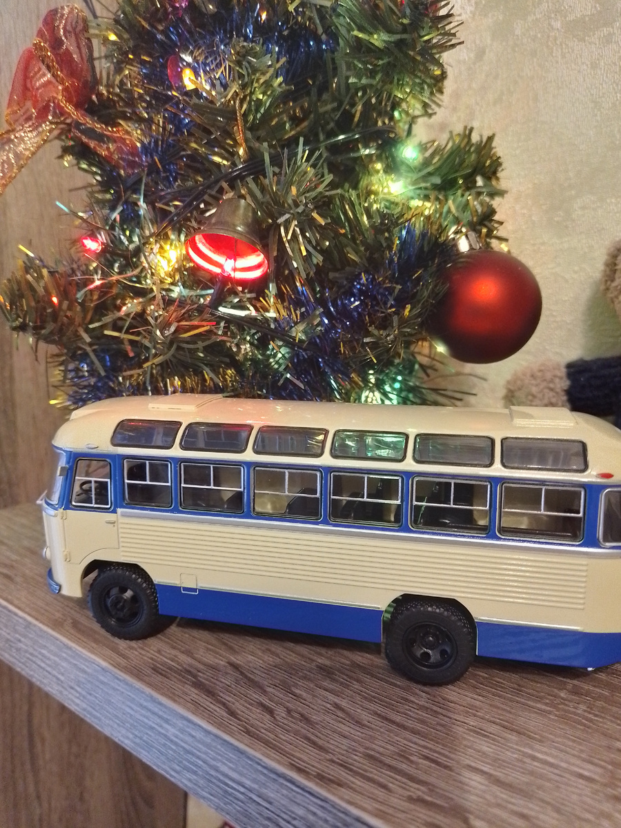 ПАЗ-652 в интересном двухцветном окрасе.