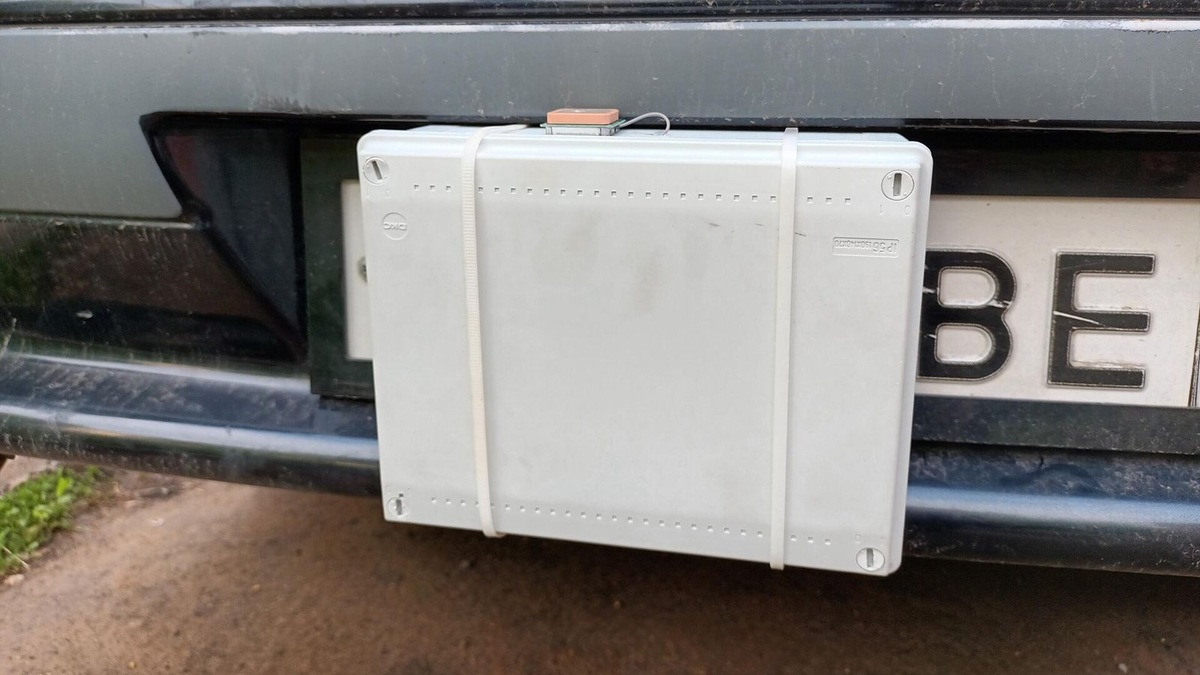    Компактное устройство устанавливается на бампер автомобиля