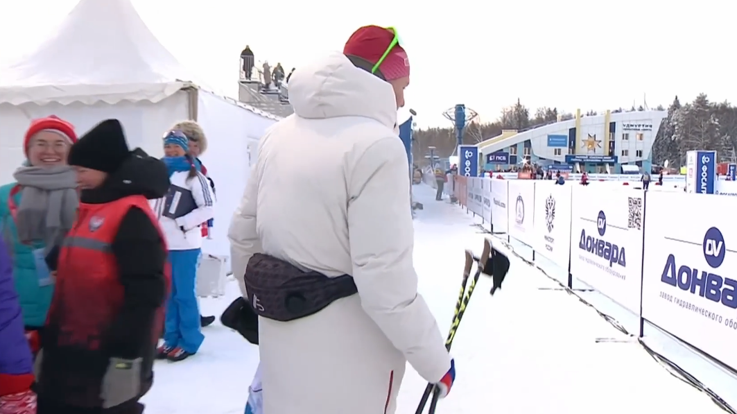 Обратите внимание, что все вокруг улыбаются с ситуации, а они реально были там и чувствовали эмоцию (скриншот с видео в тг Михаила Гореванова)