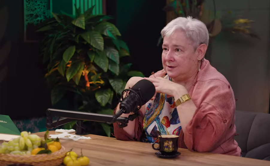 Скриншот с передачи. В. Ю. Миронова. Исследователь. Пишет книги, статьи, истории, исследует темы биофизики, астрофизики, ядерной физики, нейрофизиологии. 