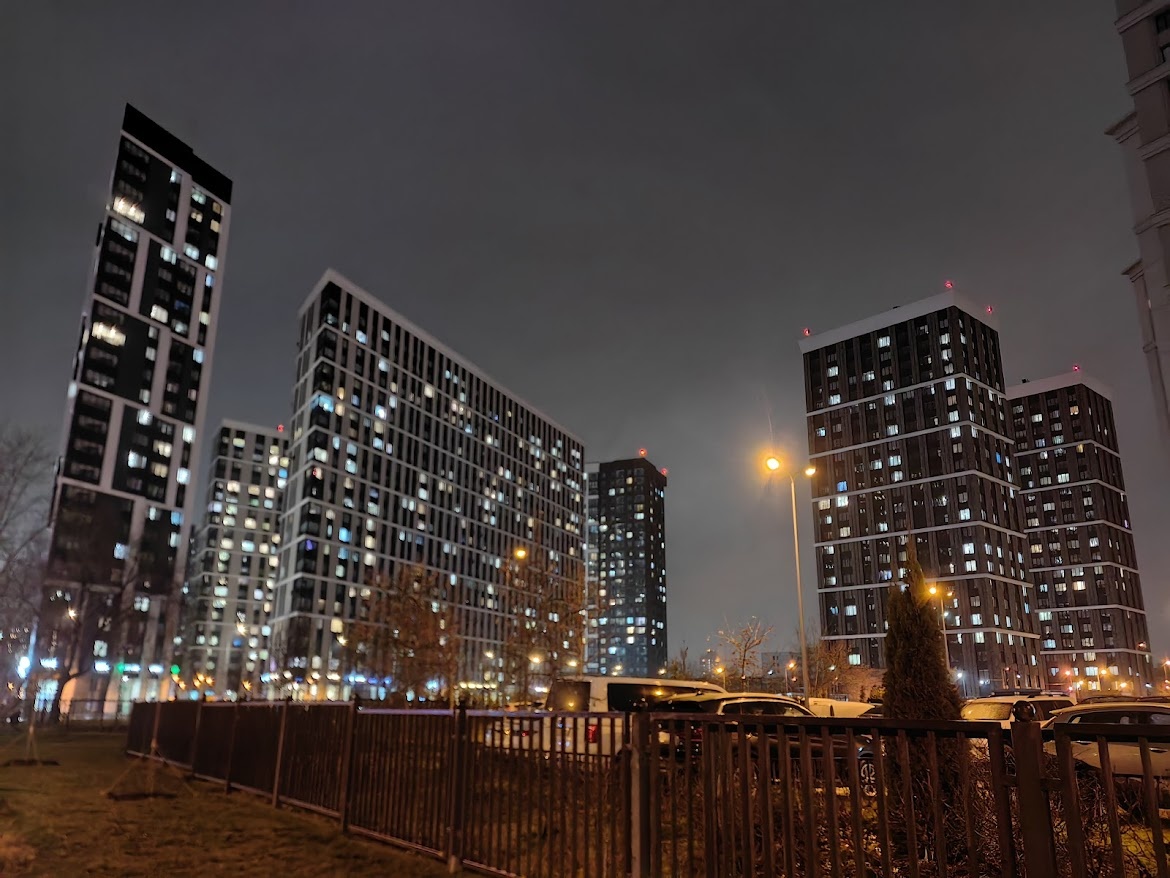 ЖК "Октябрьское поле", Московский район Щукино. Наш дом слева, тоненький. Позиционируется как «город в городе» с развитой инфраструктурой. 